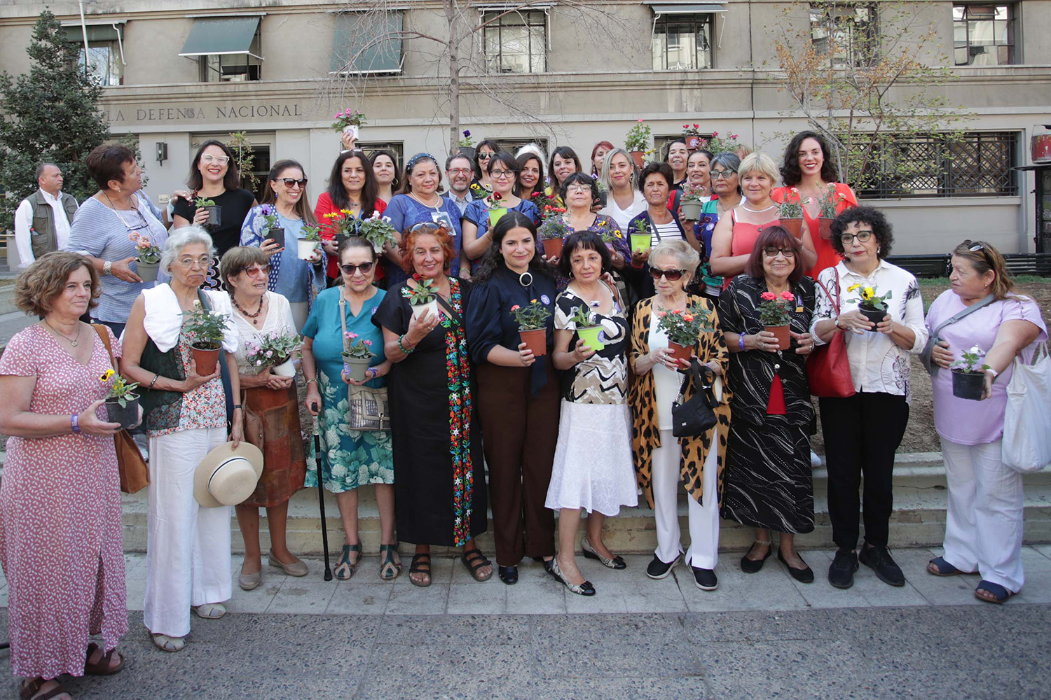 mujeres en ceremonia con plantas en las manos