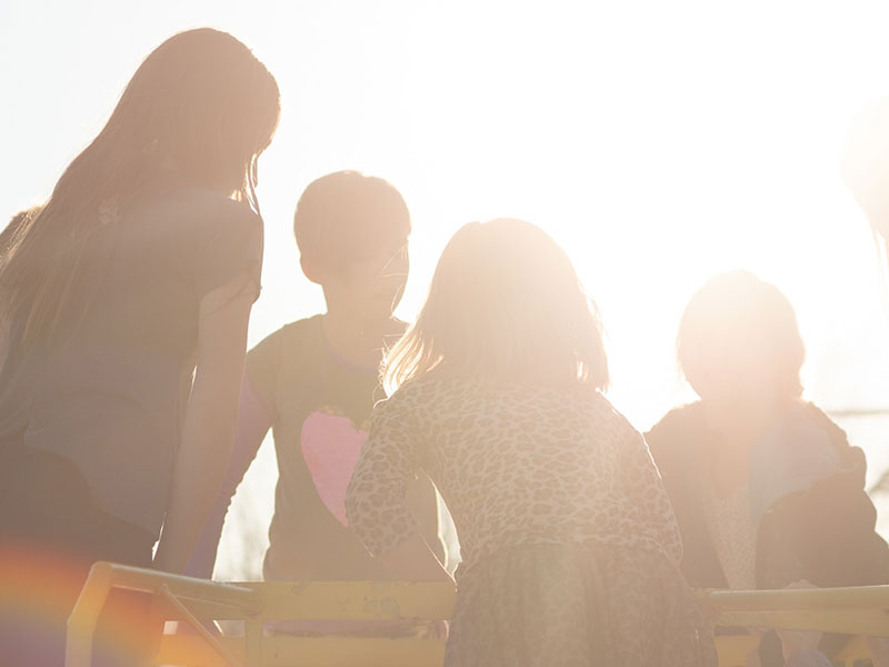 siluetas de niños con el sol a sus espaldas