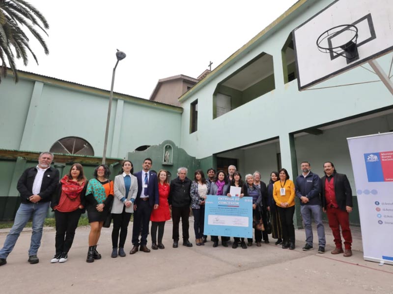 personas recibiendo monumento histórico