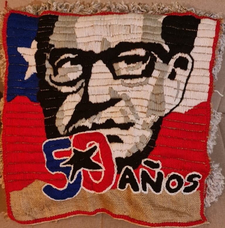 Reunión de bordadoras en la biblioteca pública de castro