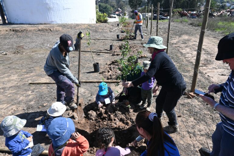 Plantan Árboles por la Memoria en el Sitio de memoria Campo de Prisioneros Políticos Melinka-Pucuhuncaví y ex balneario popular