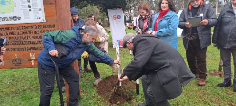 Plantan Árboles por la memoria en en Sitio de Memoria Complejo Penitenciario  Ex Cárcel Isla Teja