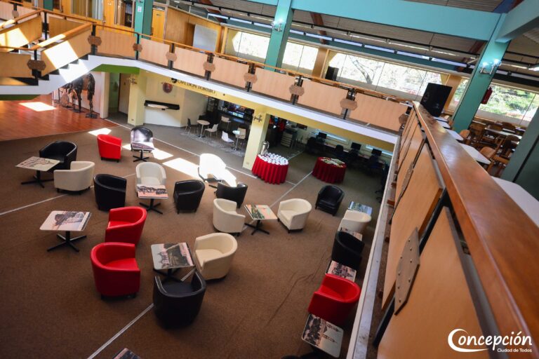 Entrega de libros a la Biblioteca Municipal de Concepción